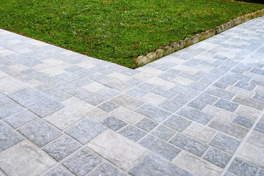 Allée de jardin près de Mouroux
